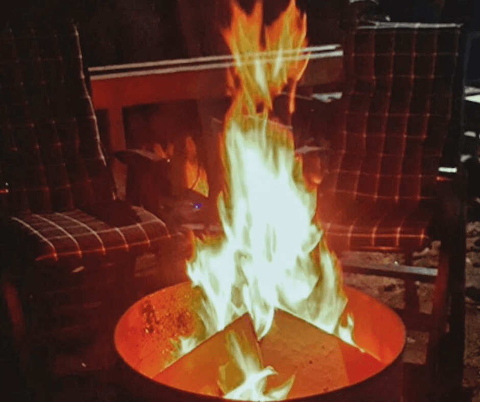 Lagerfeuer mit Stühlen