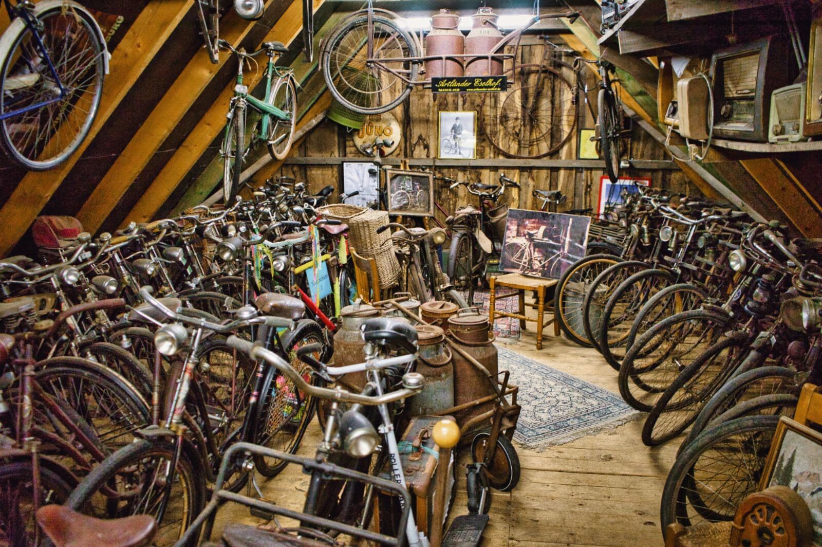 Schuppen mit Sammlung von alten Fahrrädern