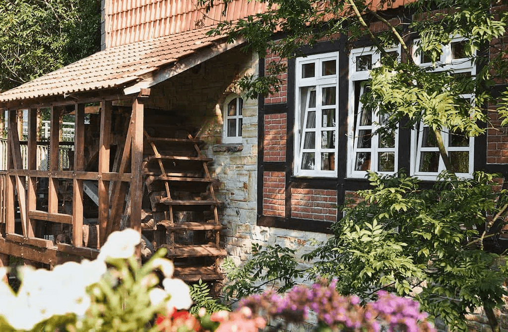 Wasserrad and traditionellem Bauernhaus 