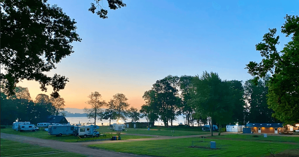 Sonnenuntergang über Campingplatz am See