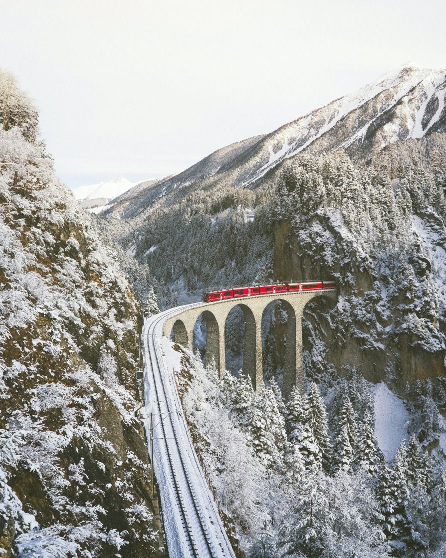Talbrücke in den Bergen im Winter in der Schweiz