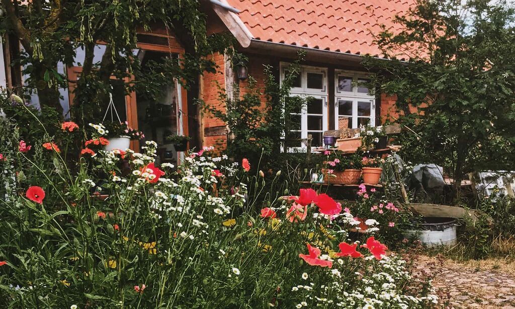 Haus mit schönen Blumengarten