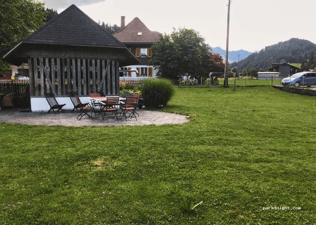 Sitzmöglichkeit in Garten in den Bergen