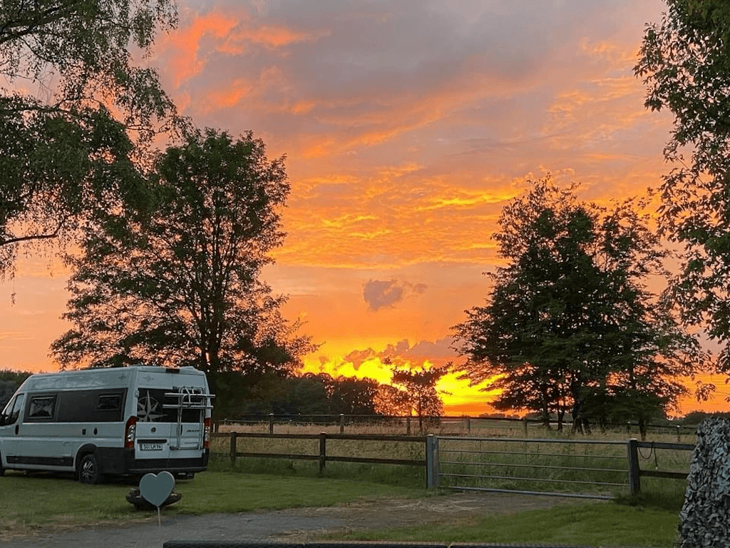 Van auf Stellplatz vor Sonnenuntergang