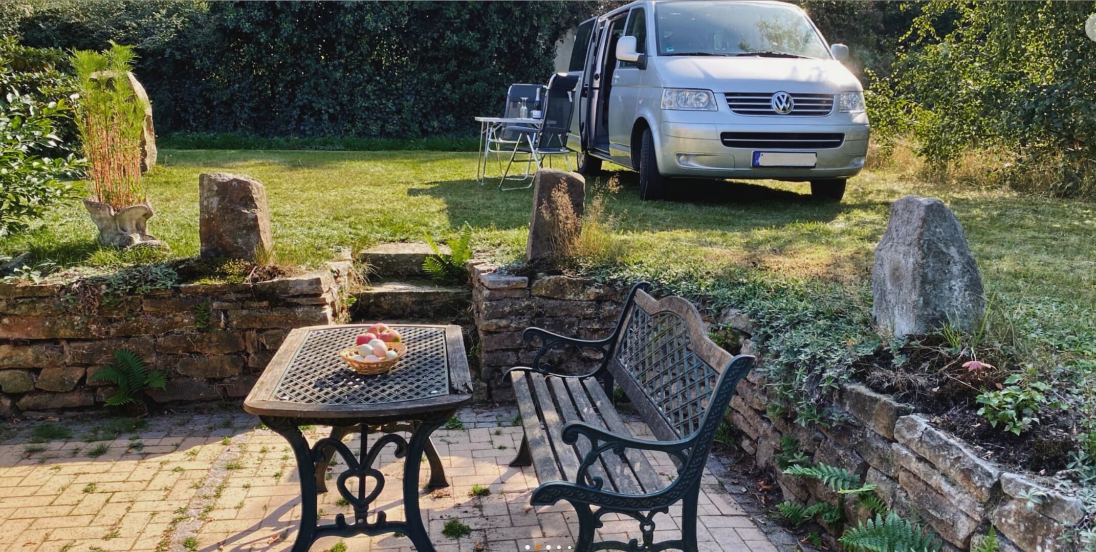 Van auf Stellplatz in Bauern Garten
