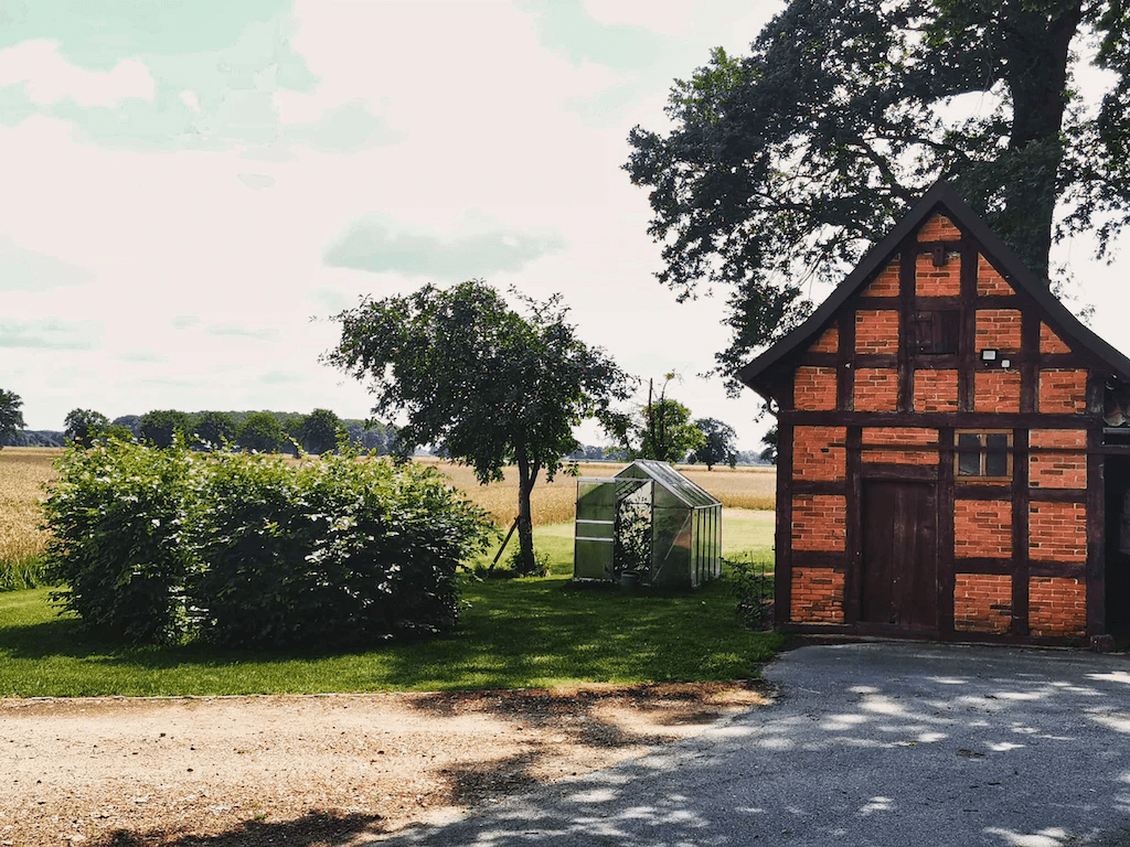 Traditionelles Bauernhaus in Garten