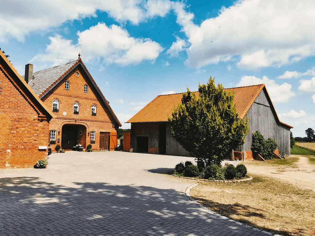 Traditionelles Bauernhaus mit Einfahrt