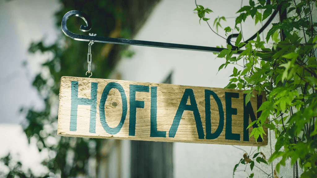 Hofladen Schild an Bauernhof
