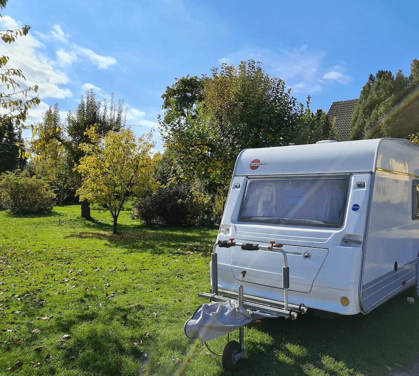 Wohnwagen in Obstgarten